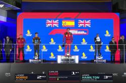 开云下载-梅赛德斯横扫雷诺车队，塞恩斯惊艳四座