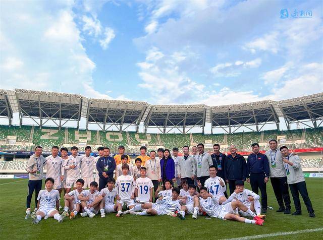 激烈足球比赛即将打响，球员们全力以赴备战