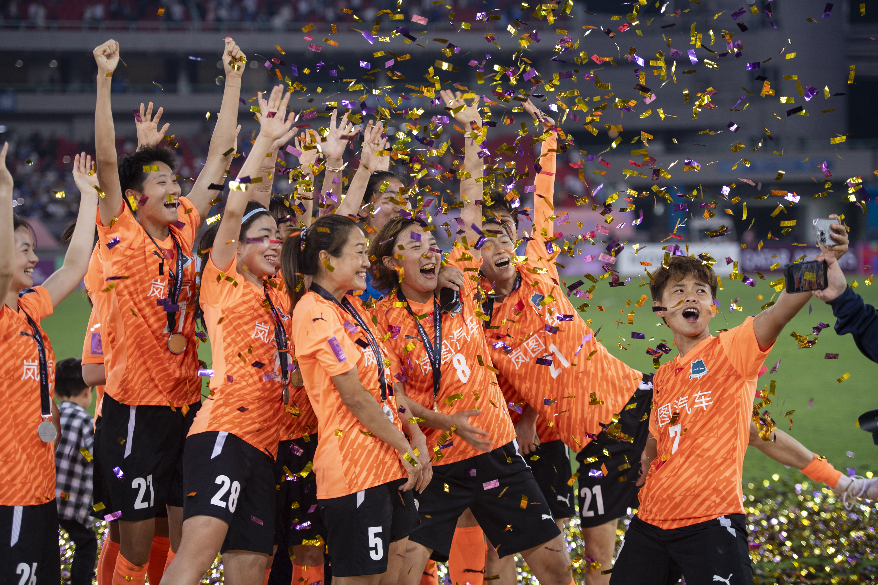 东亚女足赛事精彩纷呈,吸引众多观众围观的简单介绍 东亚女足赛事精彩纷呈,吸引众多观众围观的简单介绍