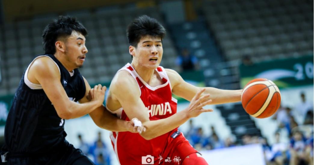 篮球夏季联赛火热进行，新人崭露头角