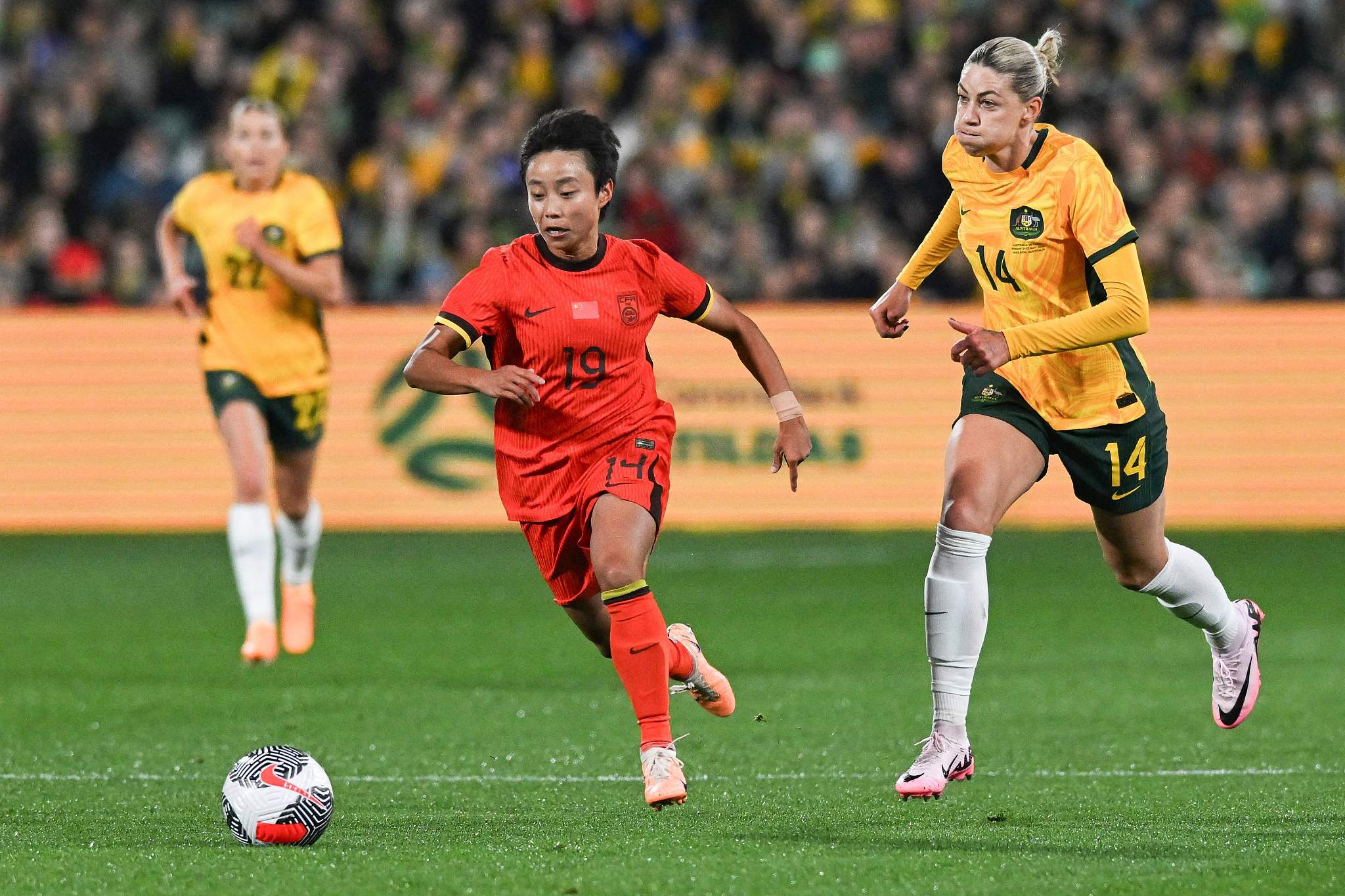 中国女足球员在国际赛场上取得成功