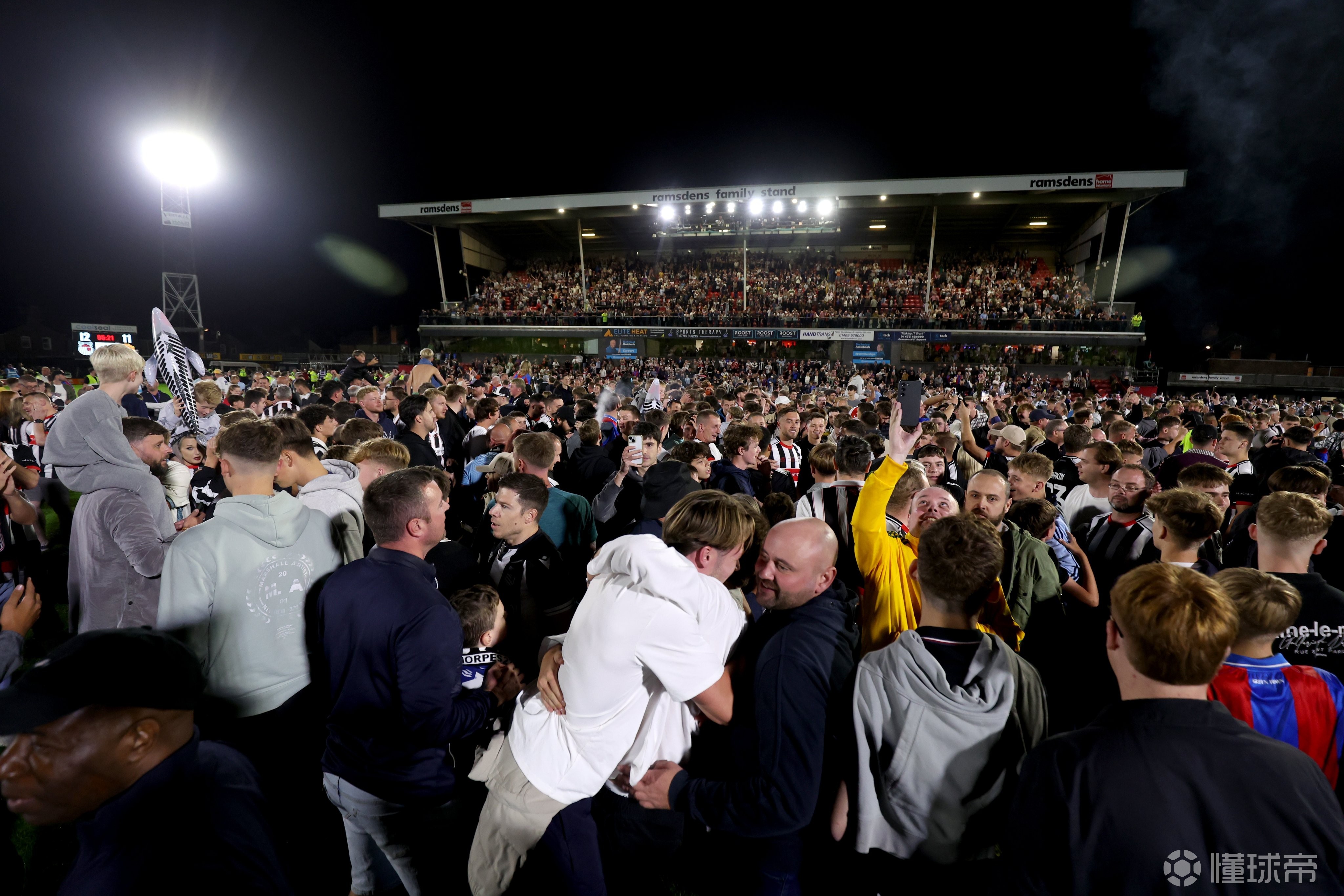 曼联复仇成功，击败老对手，球迷欢呼加油