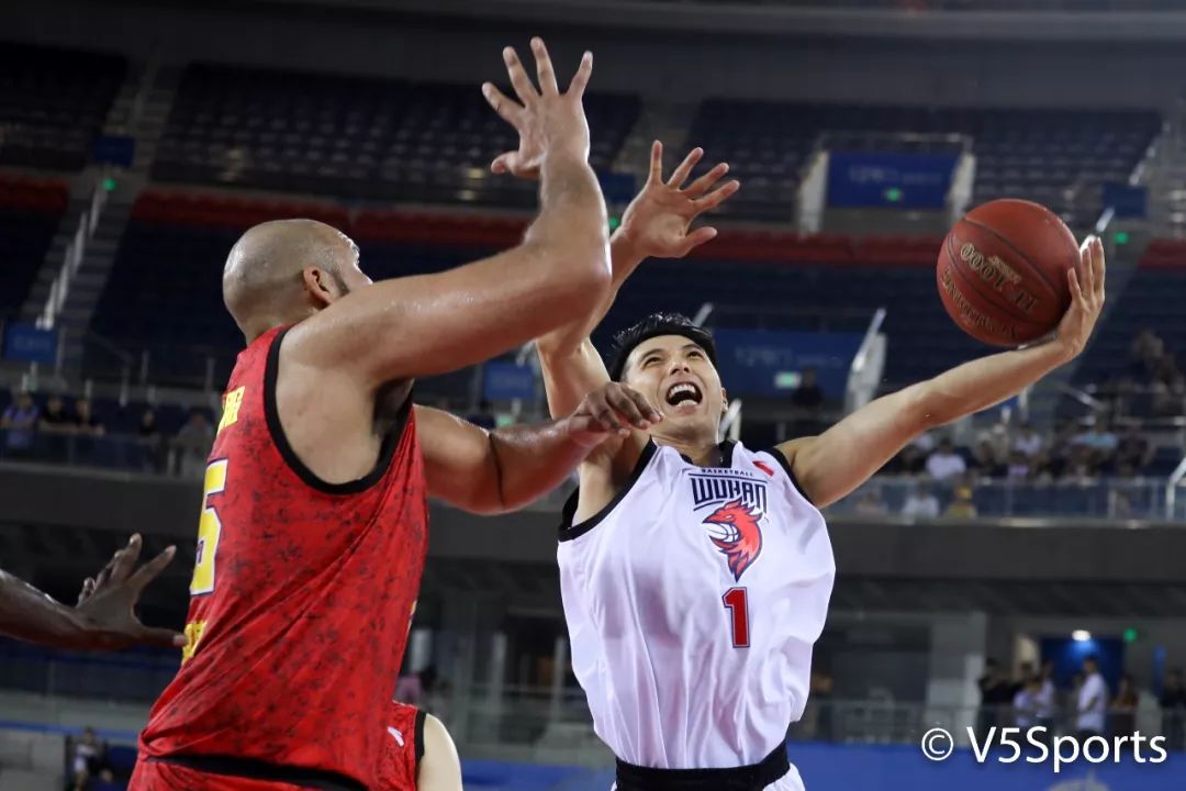 日本篮球职业赛事上演巅峰对决,球员表现抢眼 日本篮球职业赛事上演巅峰对决,球员表现抢眼