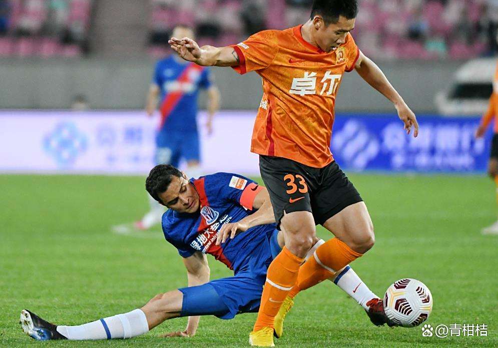 顶级球队交锋角逐，引发球迷热切期待