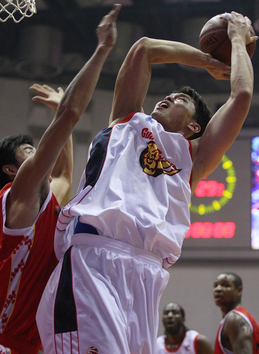 关于中国男篮险胜法国男篮，浓眉打破历史纪录的信息