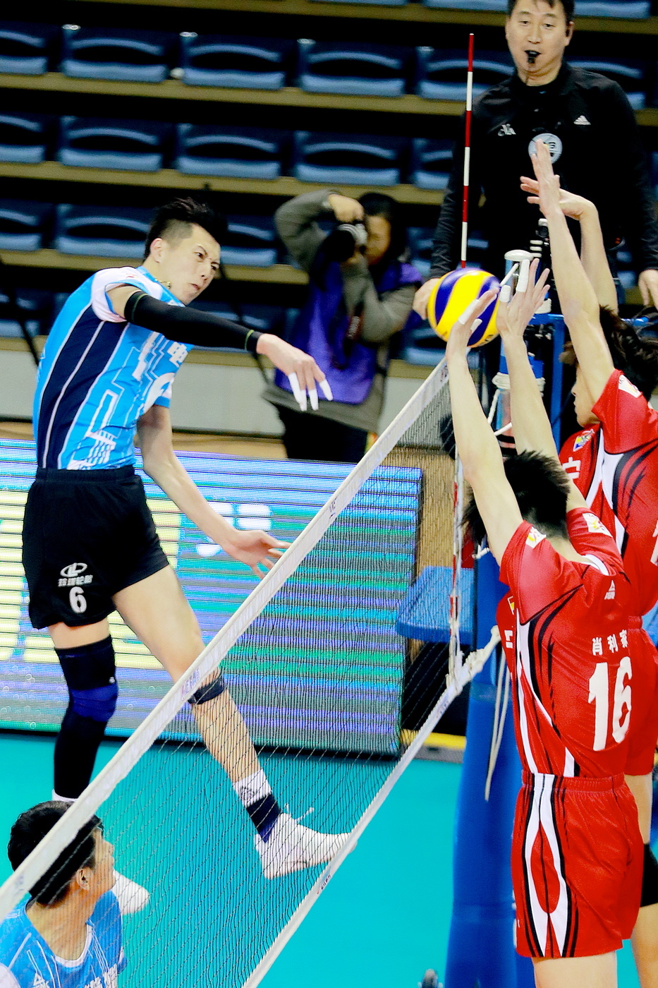 关于北京队完胜江苏队，福克斯统治全场的信息